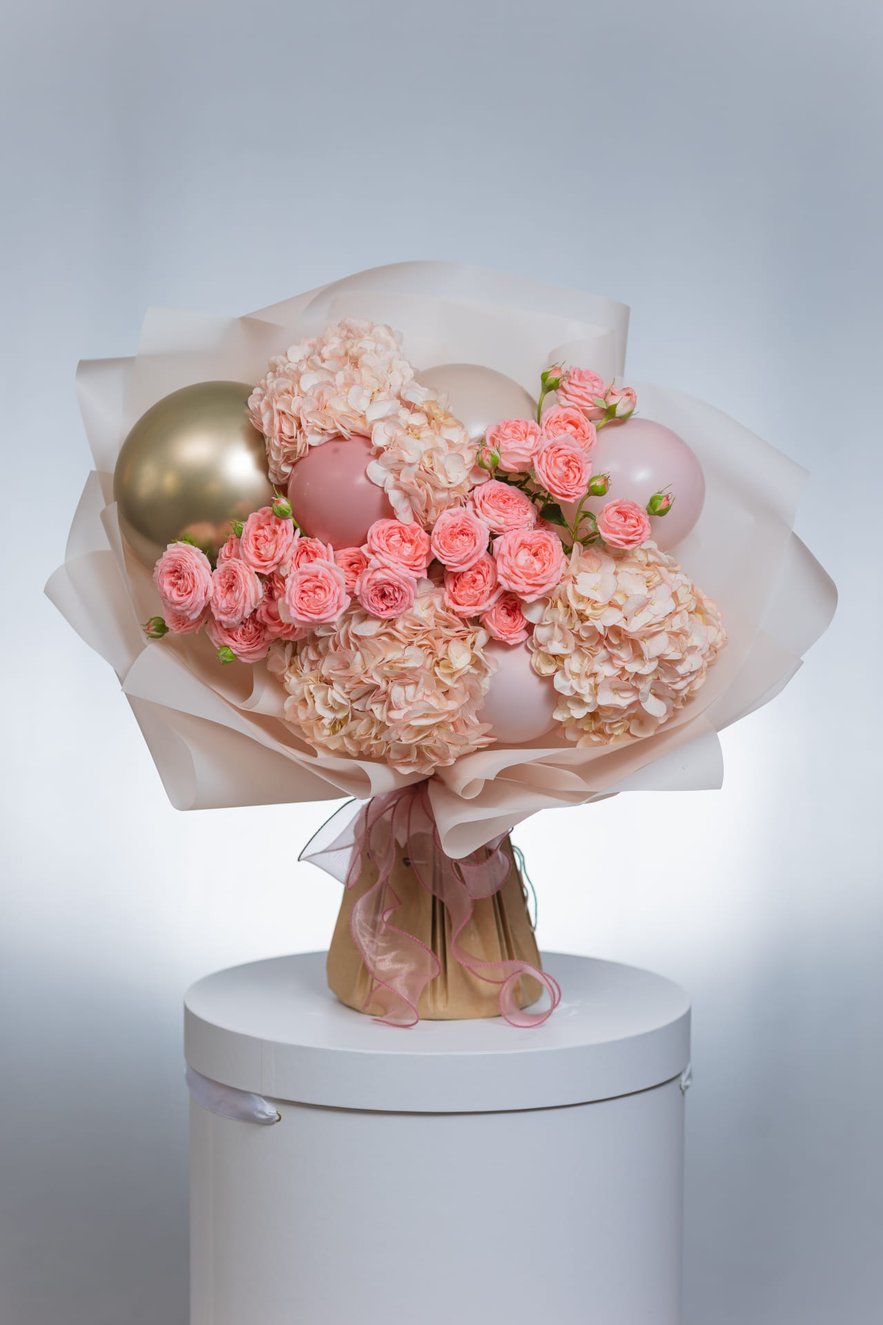 Сборный букет с шарами и кустовой розой Бамбастик