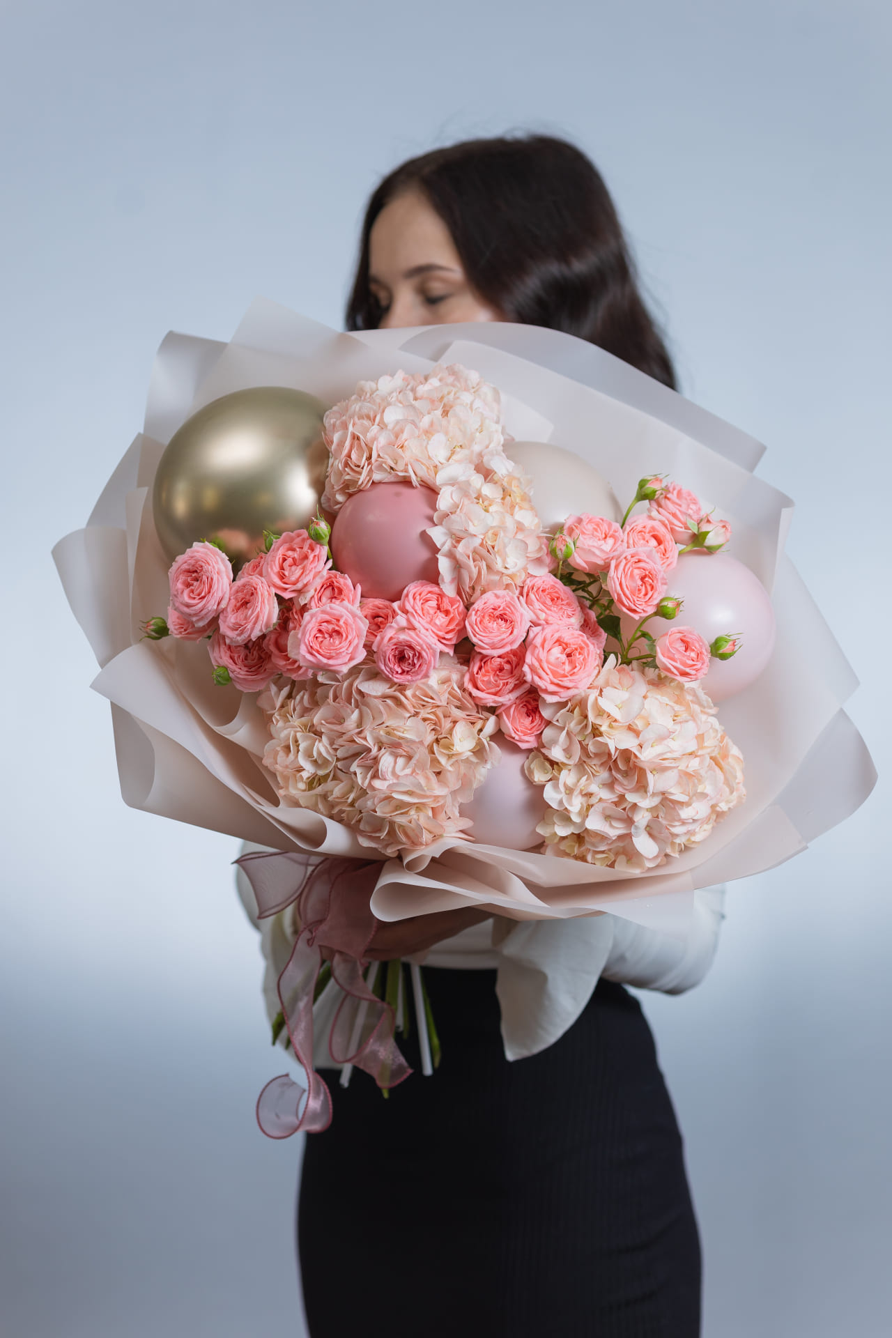 Сборный букет с шарами и кустовой розой Бамбастик