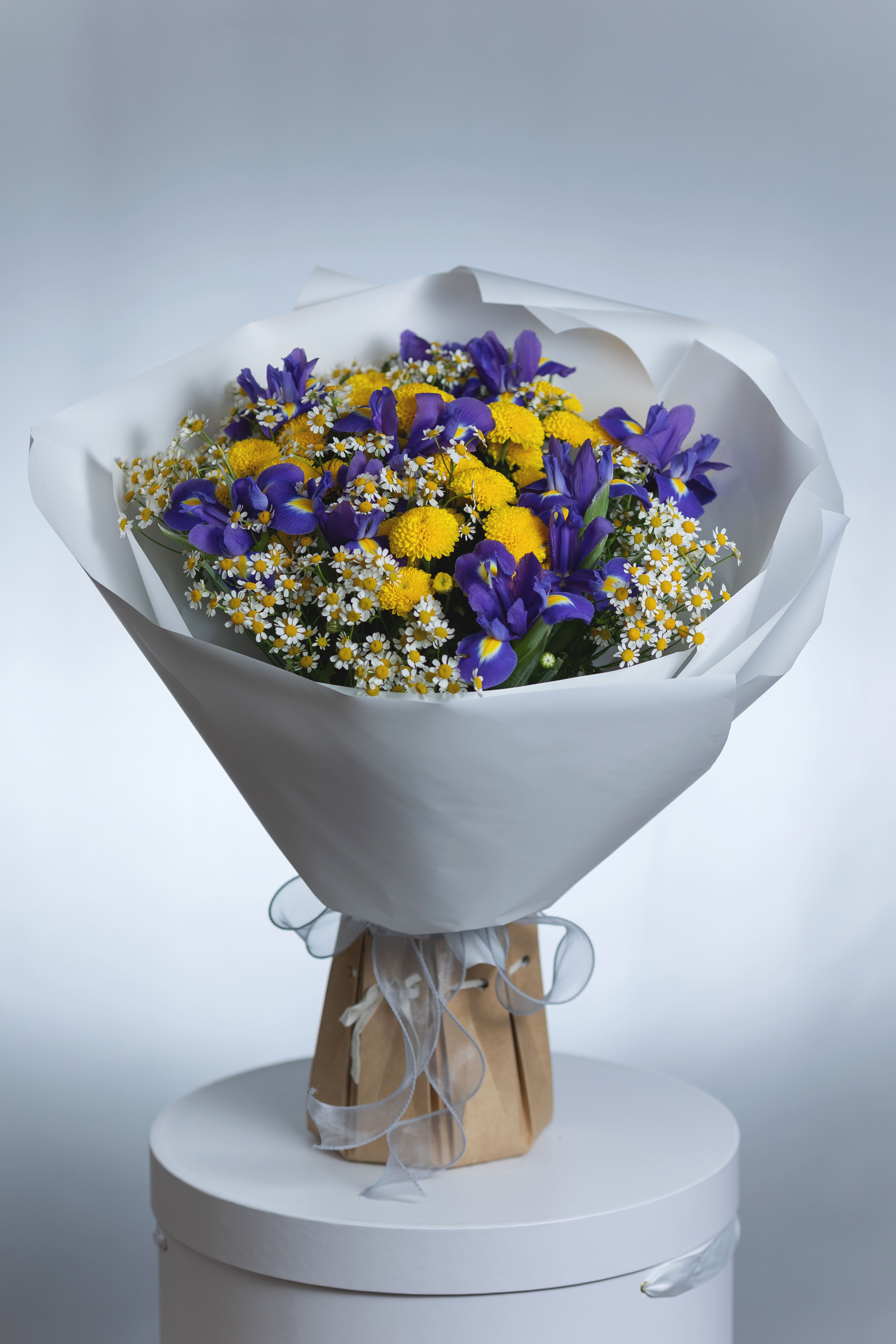 Букет с ирисами и хризантемой