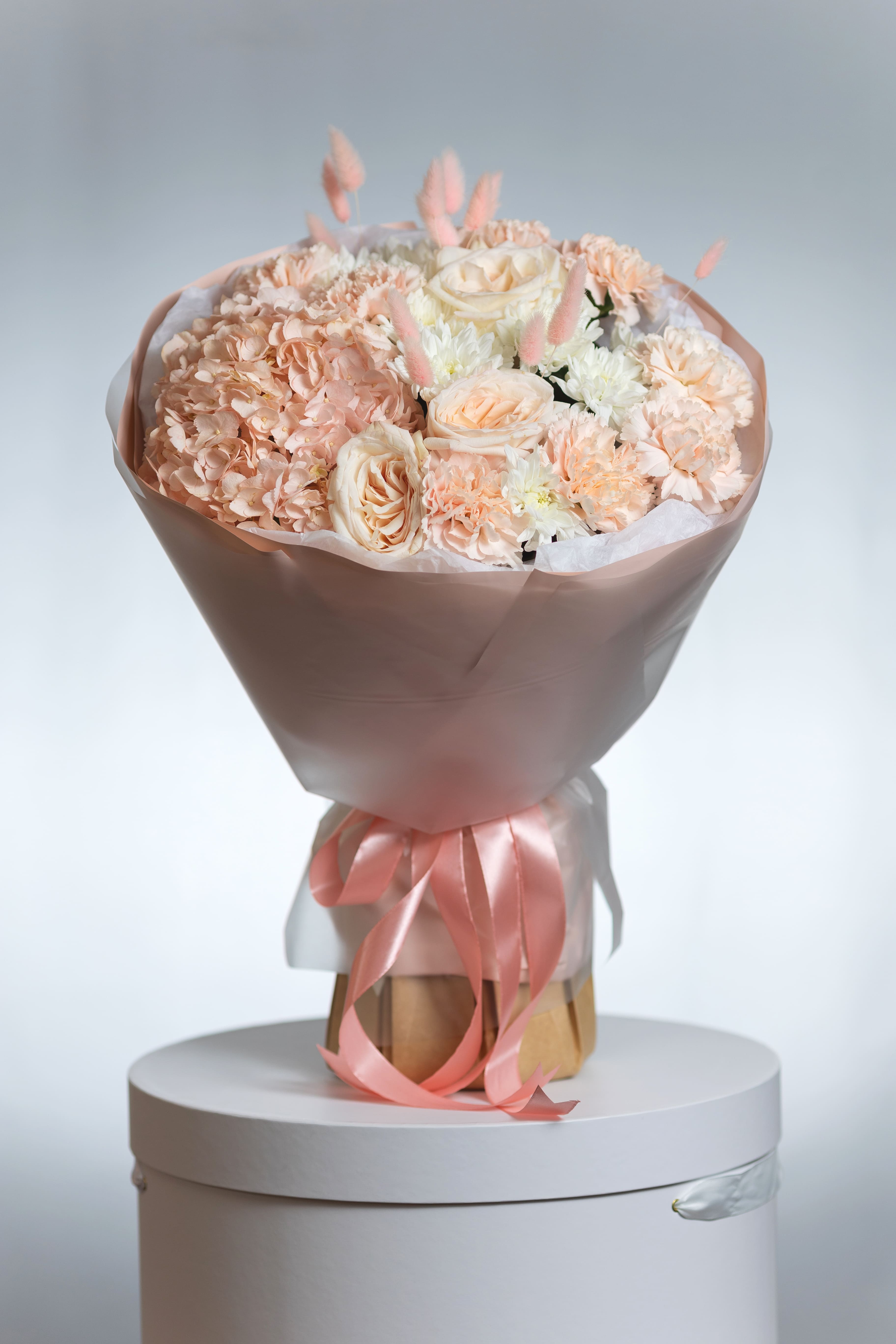 Пудровый букет с пионовидной розой и гортензией