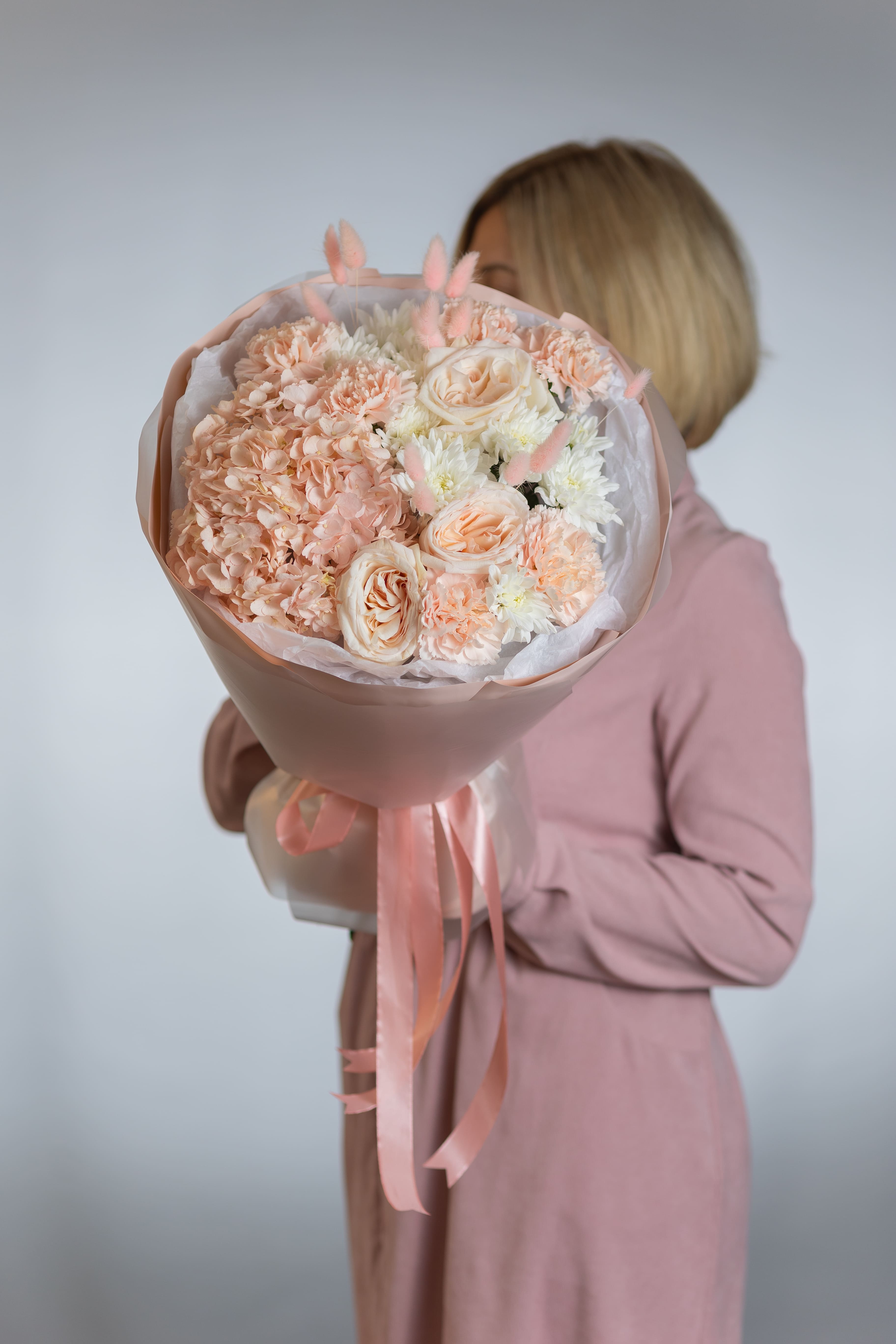 Пудровый букет с пионовидной розой и гортензией