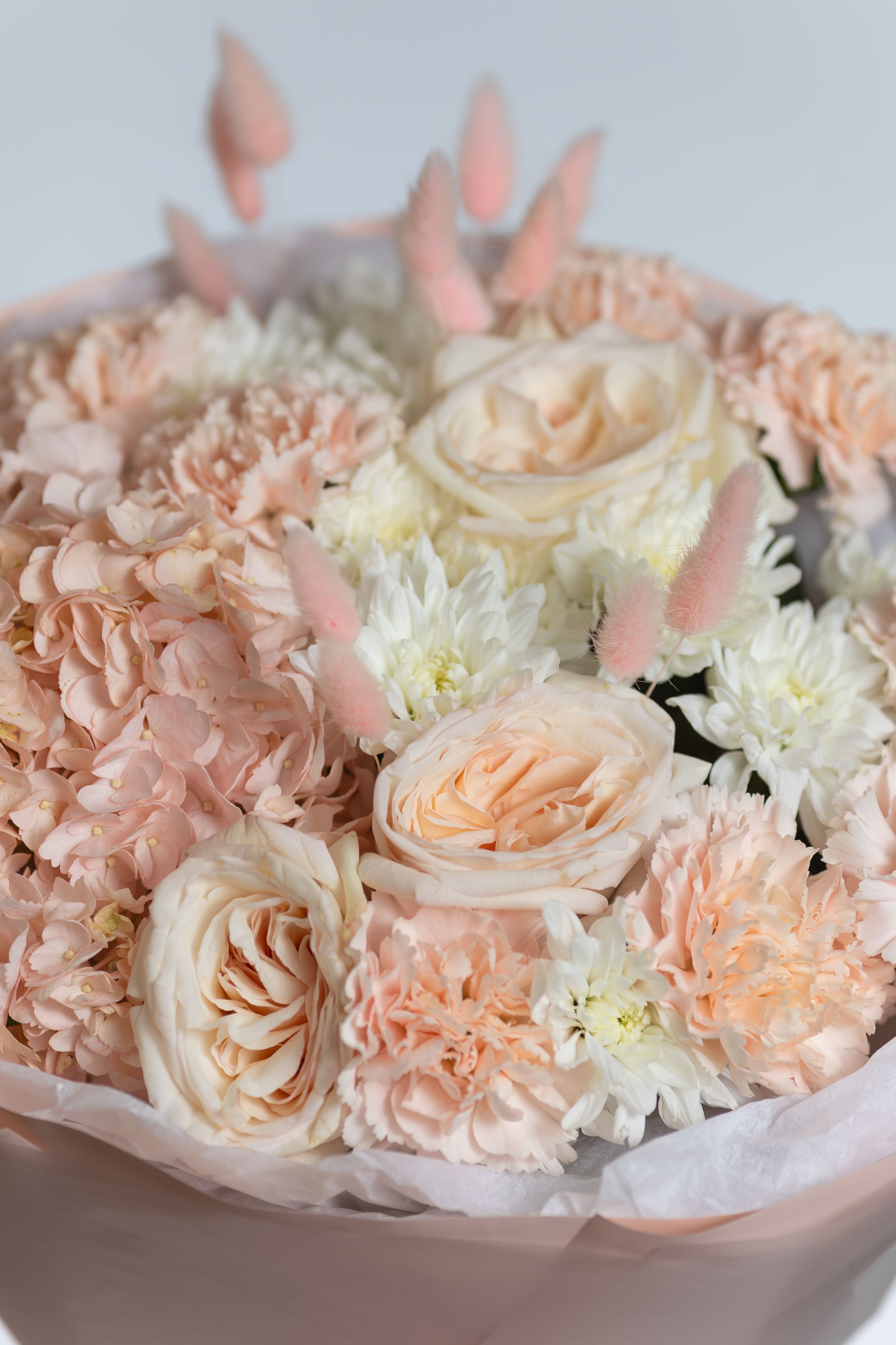 Пудровый букет с пионовидной розой и гортензией