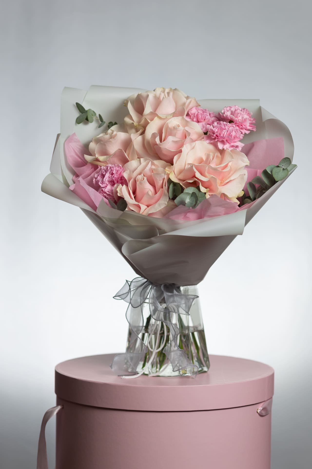 Сборный букет из диантусов и французской розы розовый