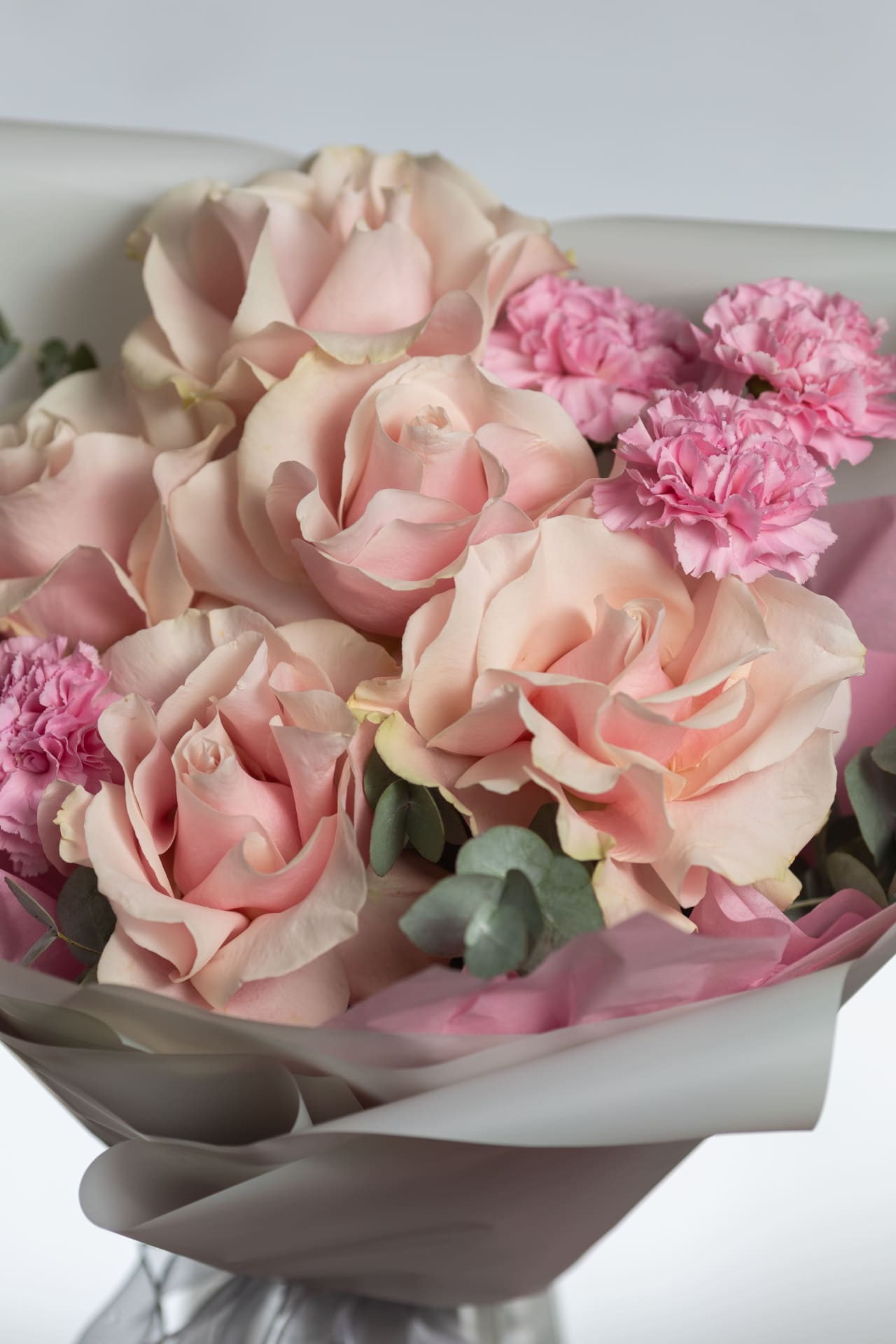 Сборный букет из диантусов и французской розы розовый