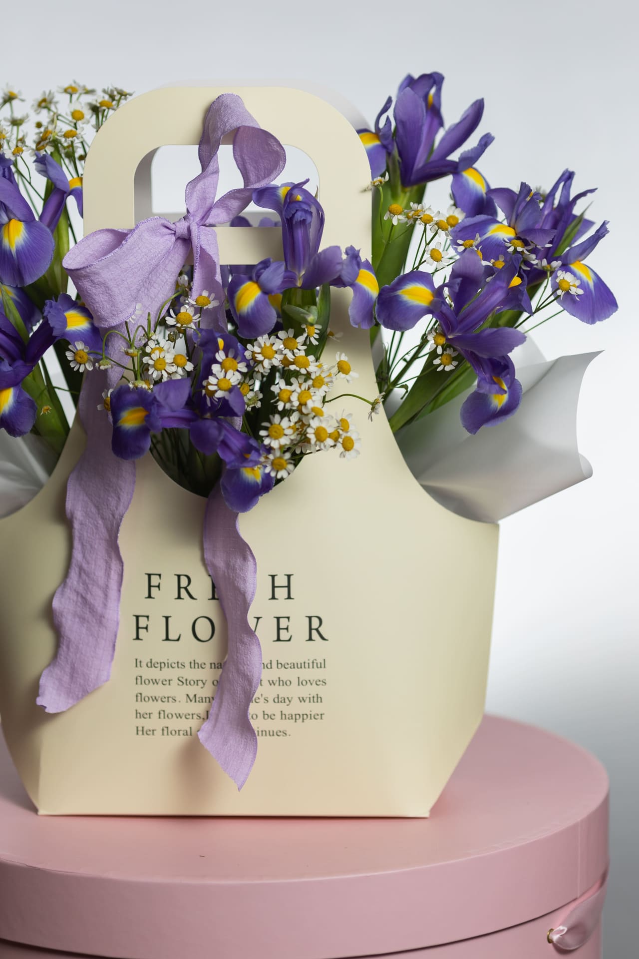 Сумочка с ирисом и матрикарией