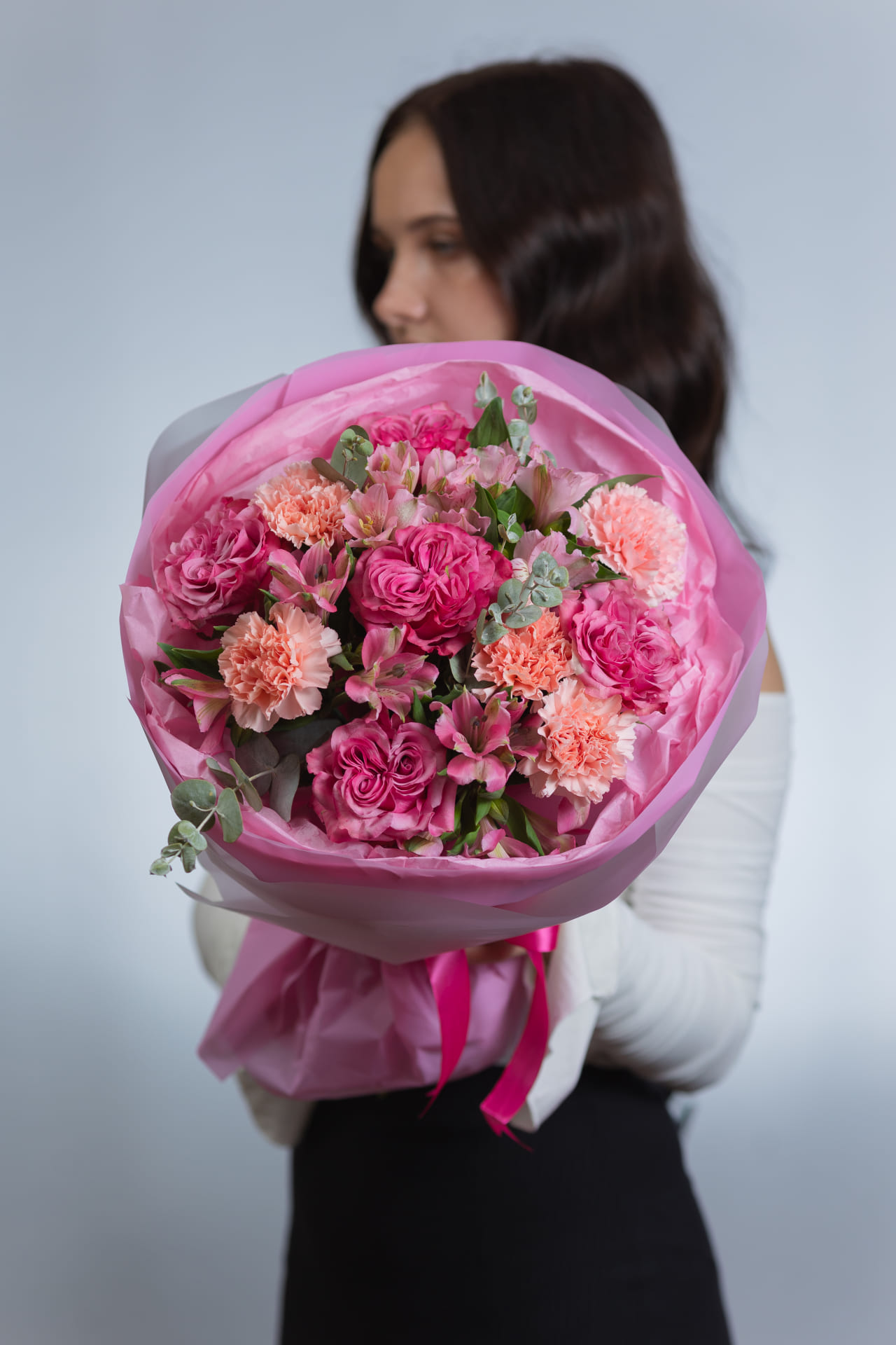 Круглый букет с пионовидной розой