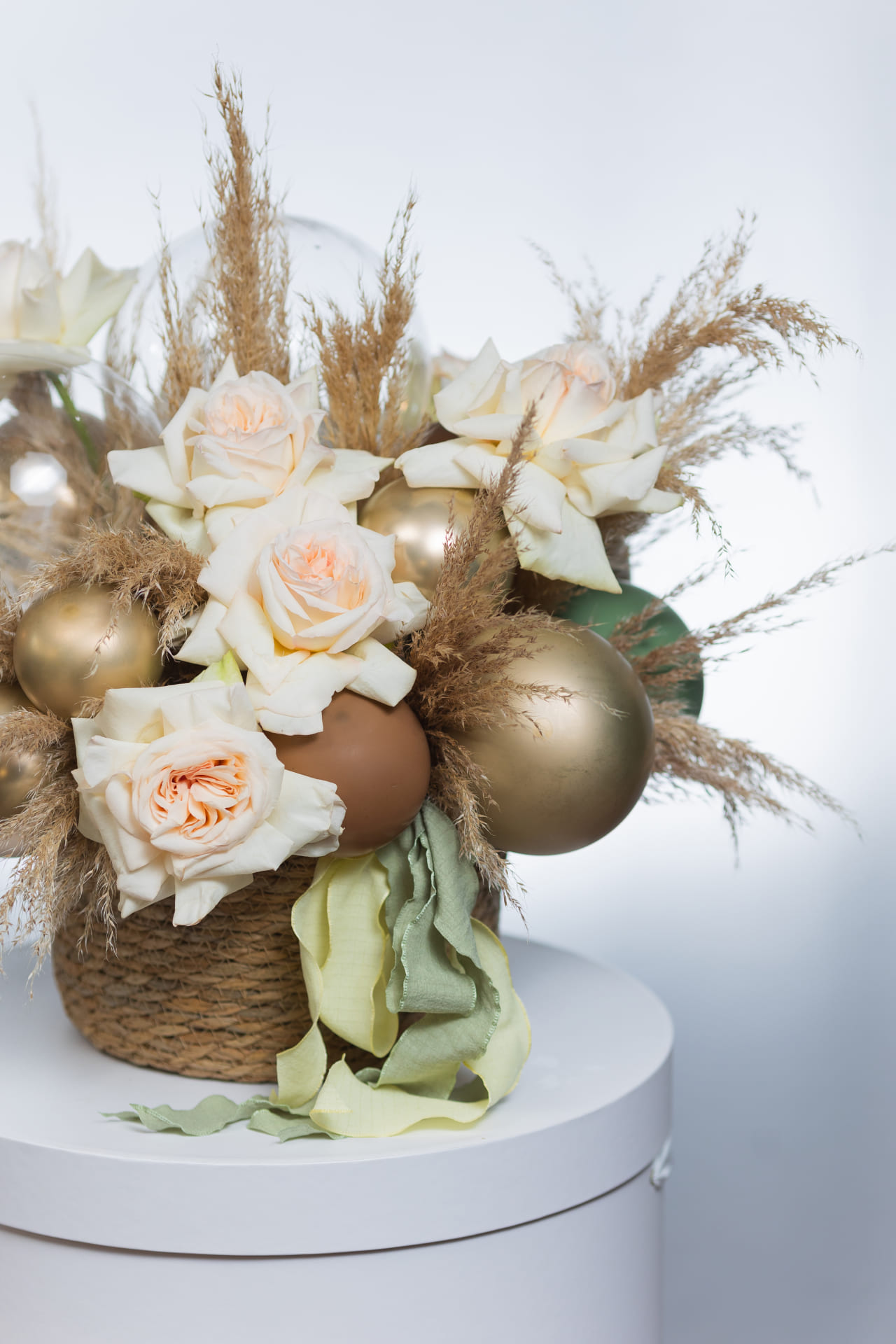 Плетеная корзина с пионовидной розой и пампасом