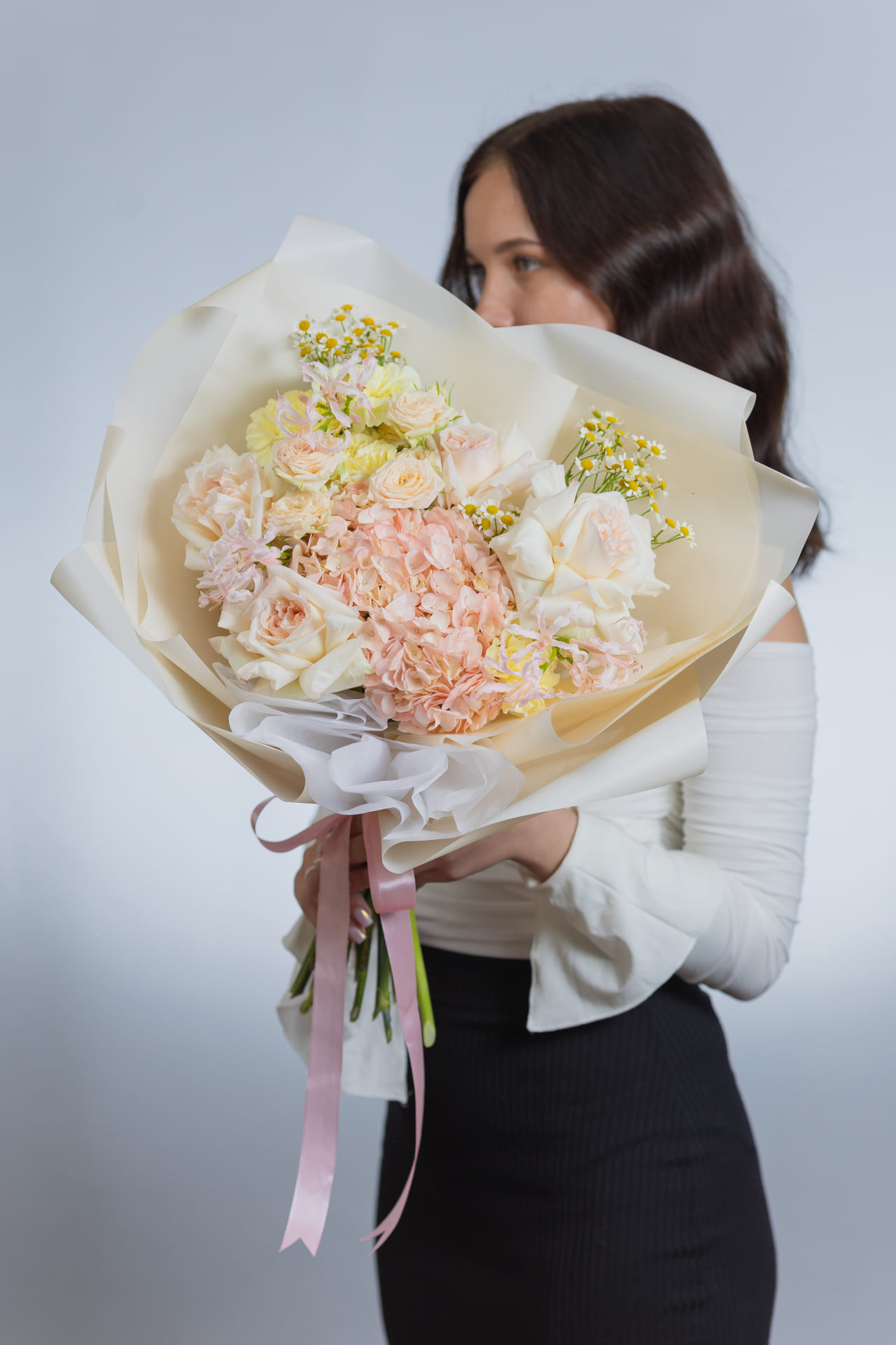 Сборный букет с гортензией и матрикарией