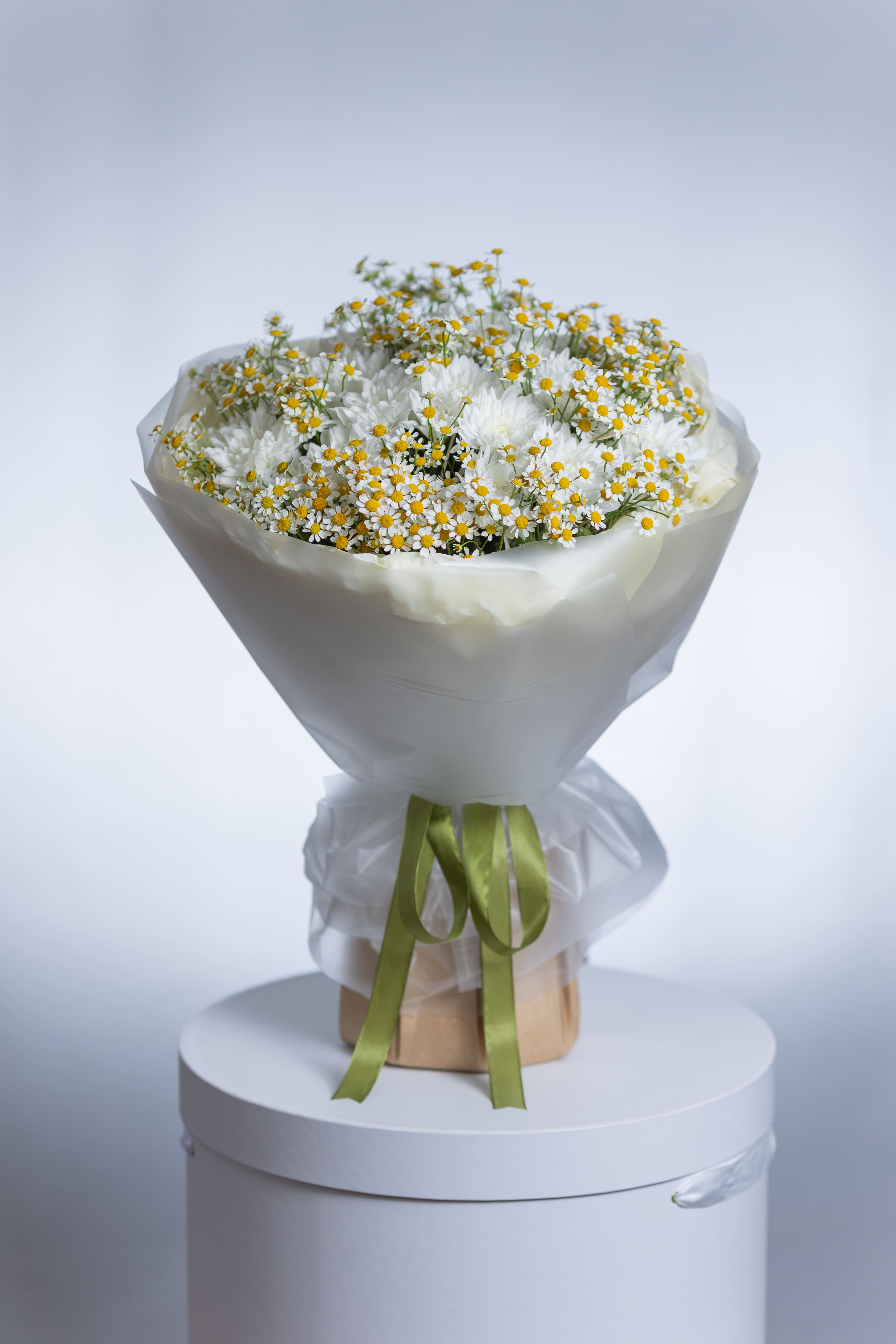 Сборный букет с хризантемой и матрикарией