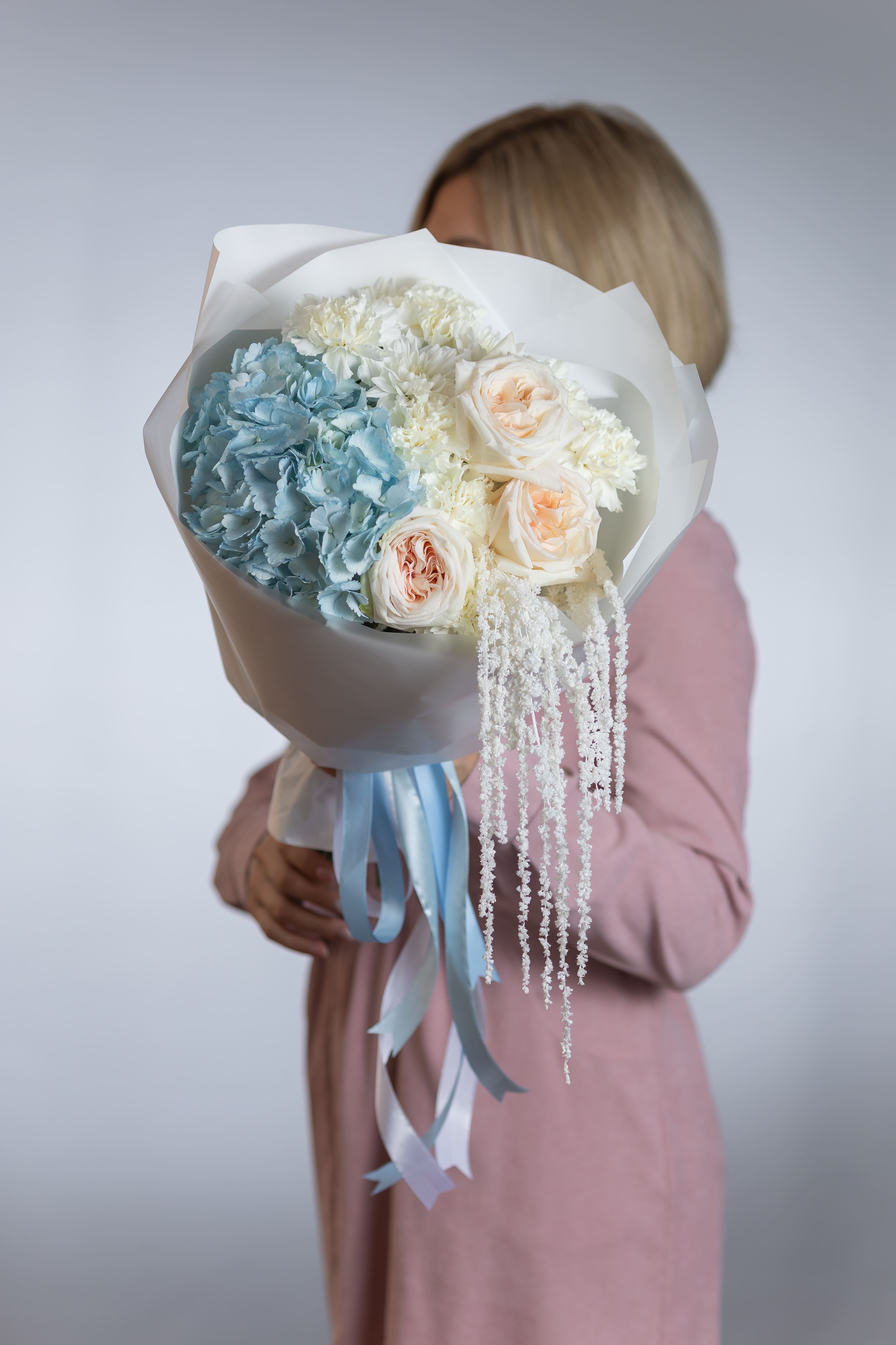 Сборный голубой букет с гортензией и амарантом