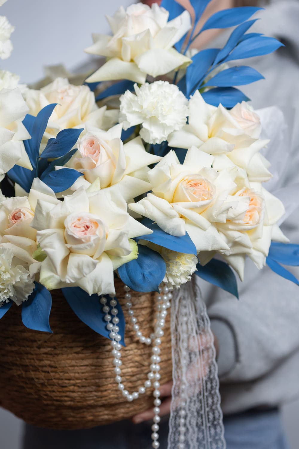 Корзина с пионовидной розой и рускусом