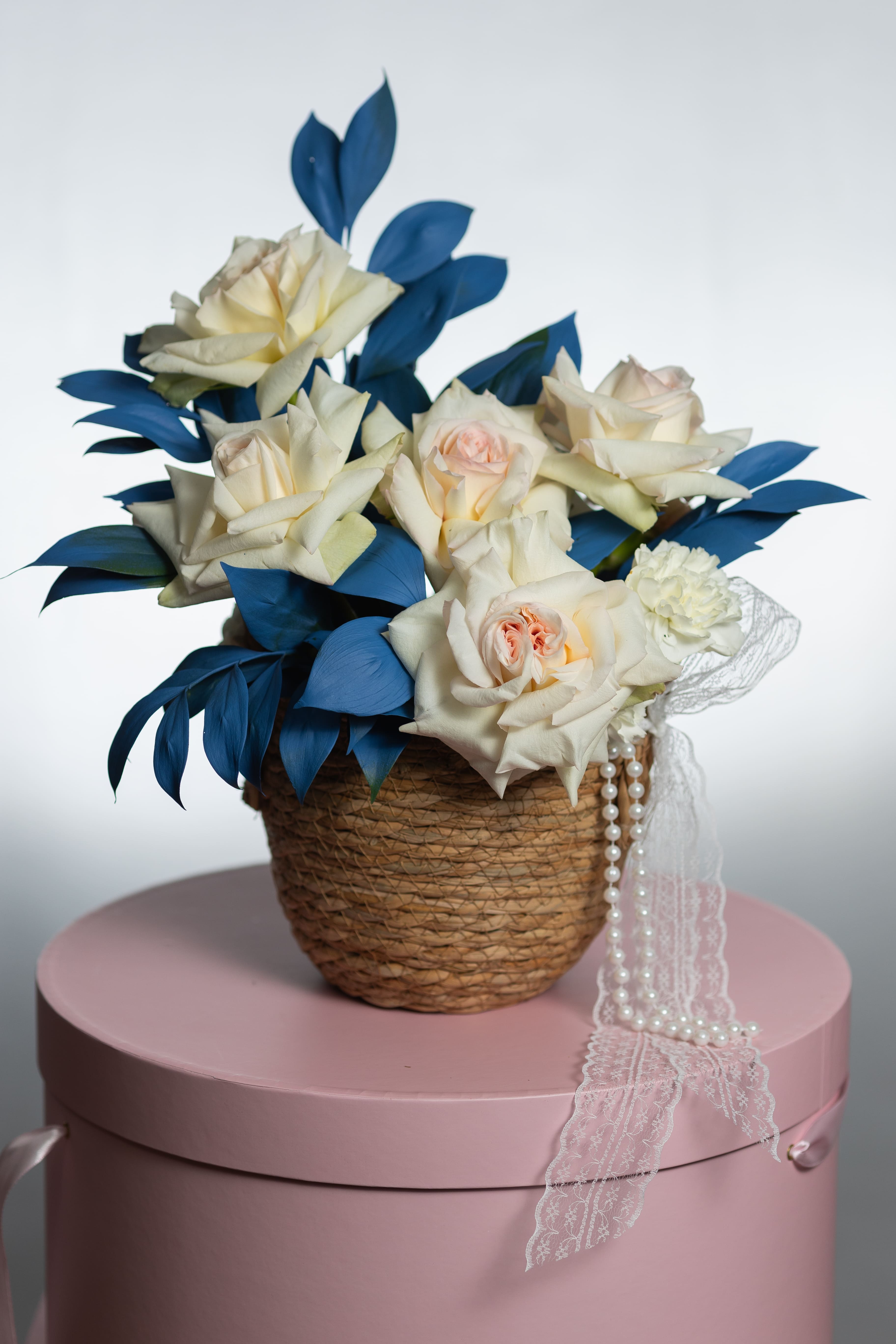 Корзина с пионовидной розой и рускусом M