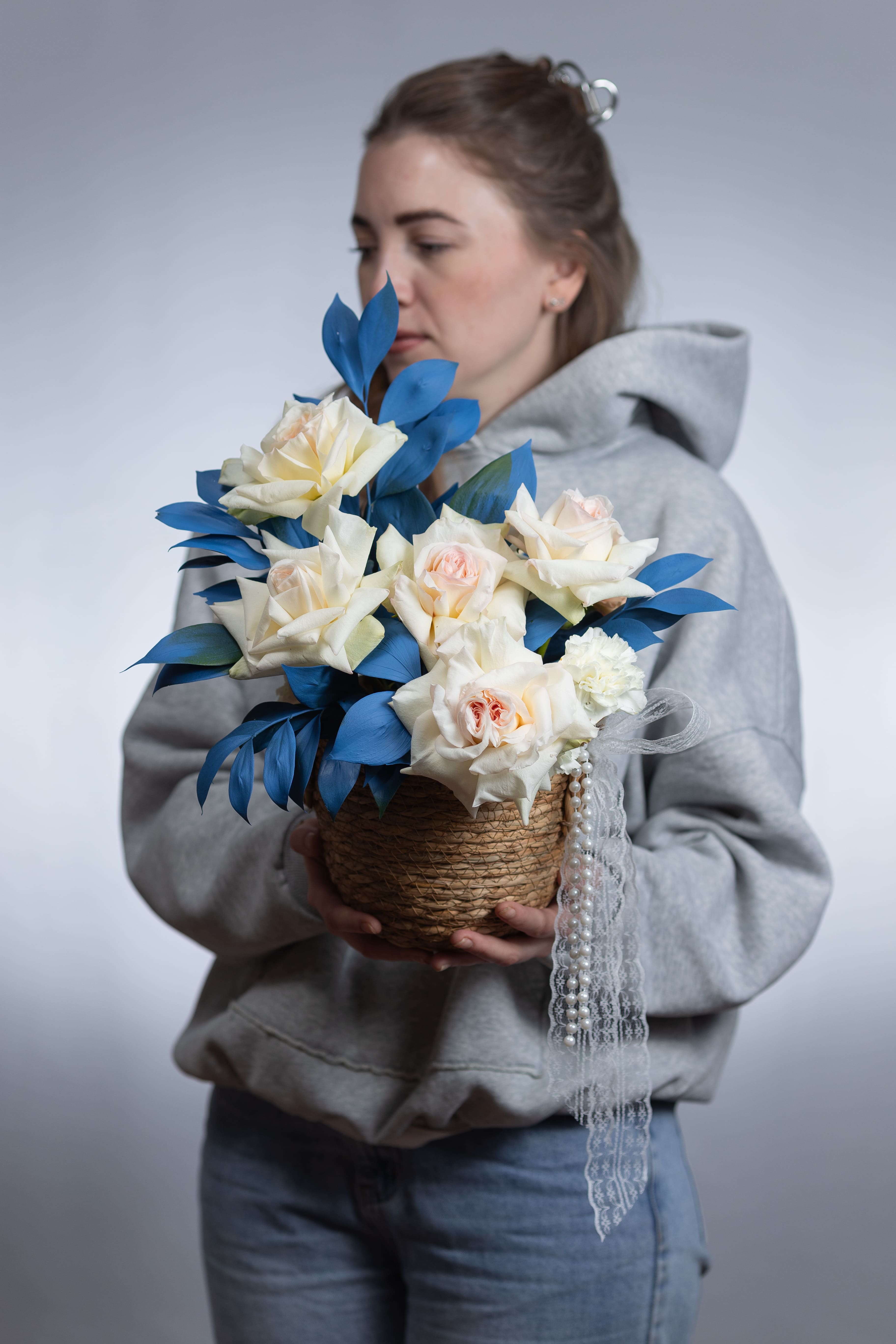 Корзина с пионовидной розой и рускусом M