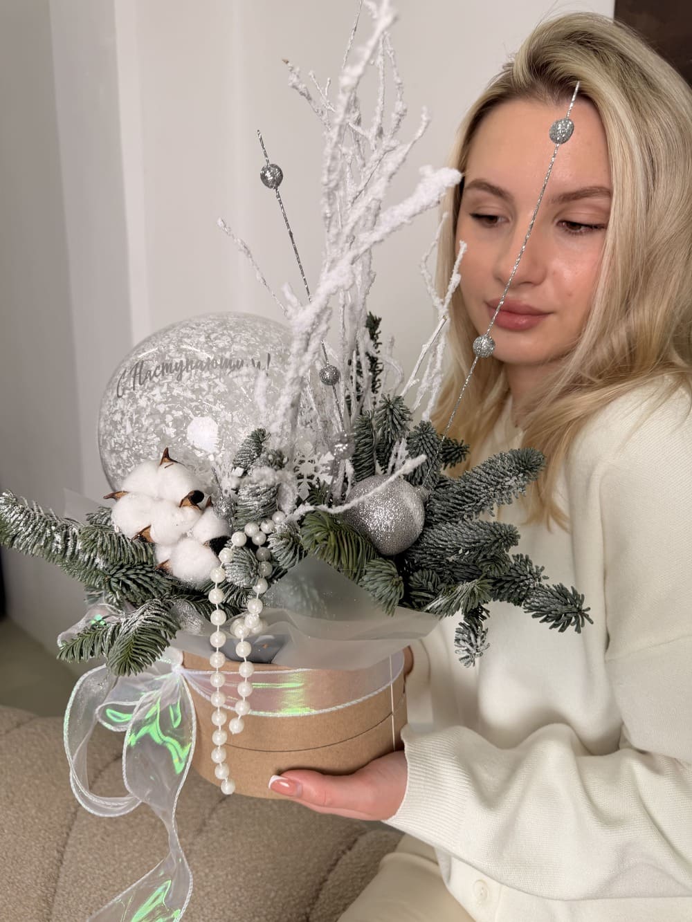 Композиция в шляпной коробке «Снежно-волшебная»